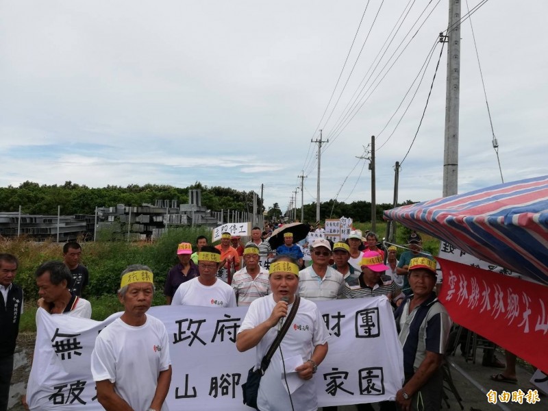 抗議興建大型養雞場，上百村民到場拉白布條抗爭。（記者廖淑玲攝）