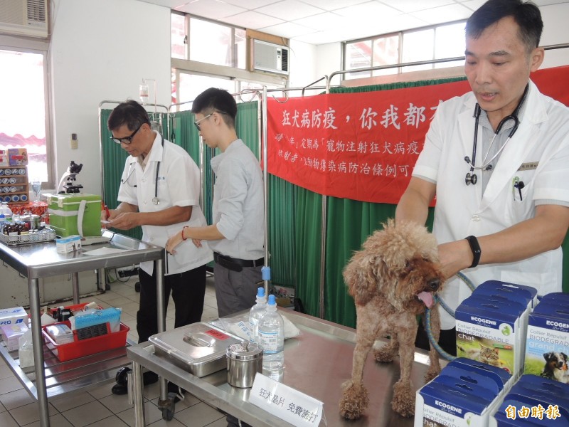 動物行動醫療站能協助偏鄉民眾寵物就近醫療。（記者翁聿煌攝）