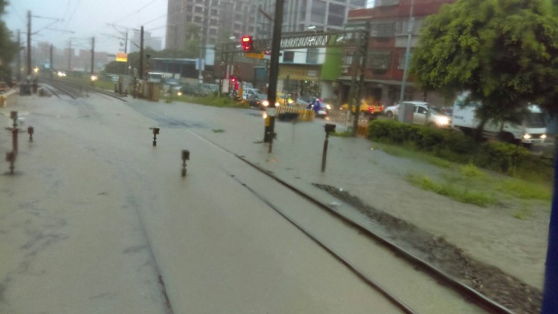 水淹軌面台鐵桃園－鶯歌間雙線不通。（圖：台鐵局提供）