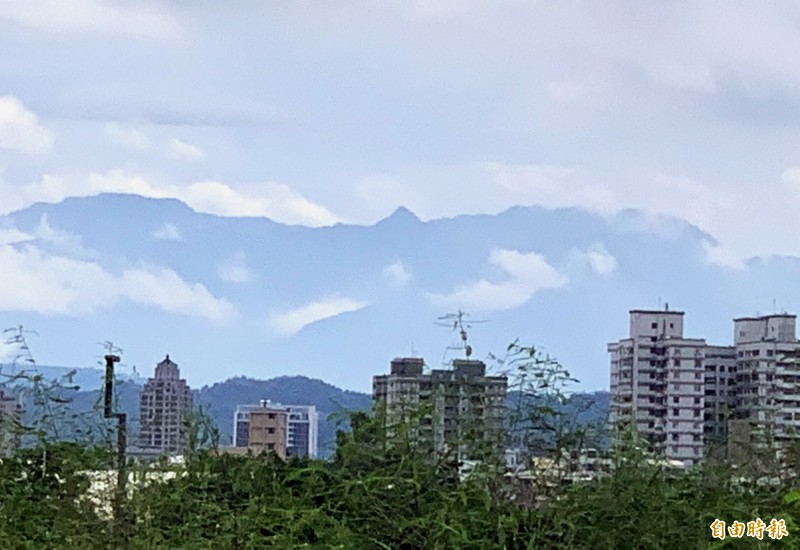 台中市區今日空品良好，可以看到遠方的鳶嘴山。（記者張菁雅攝）