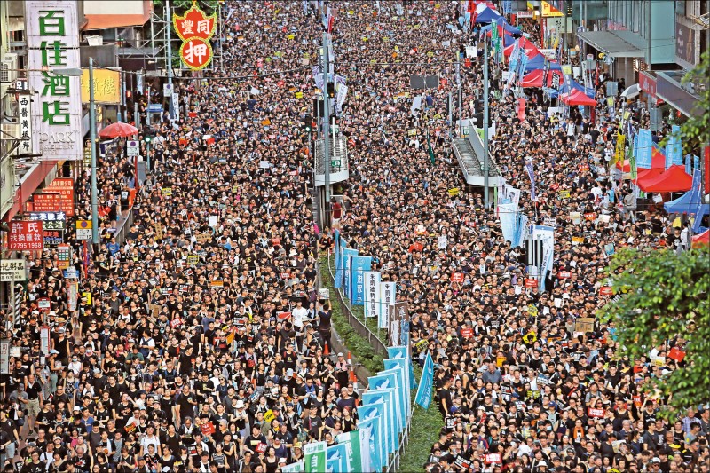 在六月份兩度上街後，香港「七一」大遊行人潮依然洶湧。港人怒吼特首林鄭月娥下台，撤回「逃犯條例」修訂草案。（美聯社）