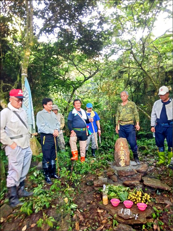 馬太鞍部落族人前往聖山尋根，首度在海拔接近一千公尺的發祥地立碑「馬太鞍祖靈地」作為紀念。（光復鄉公所提供）