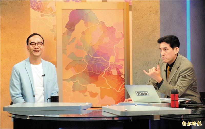 國民黨總統初選參選人朱立倫（左）昨接受專訪，他表示對於郭台銘「國家養」政見，相信有完整方案，「我很期待郭董算給大家聽」。（記者王藝菘攝）