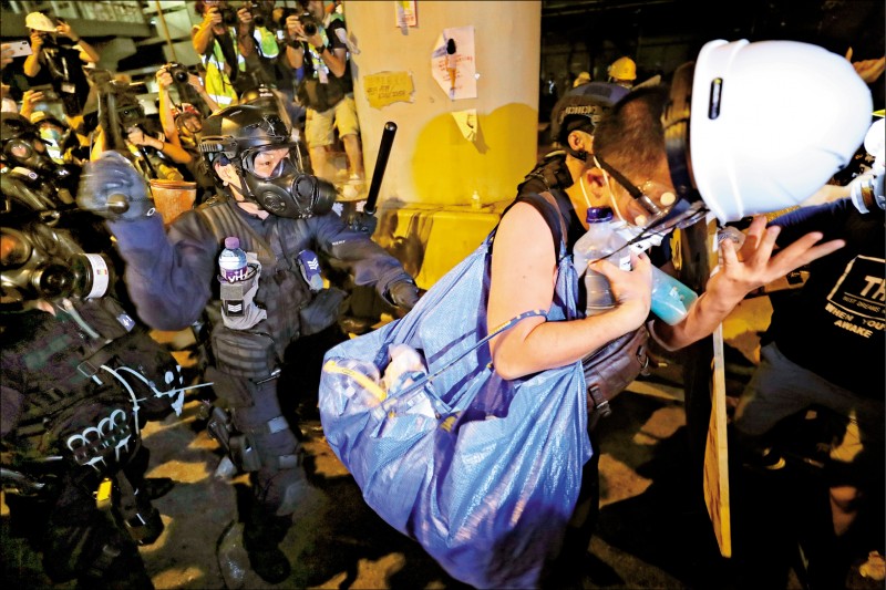 香港警方二日凌晨驅離佔領立法會的抗爭者。（歐新社）