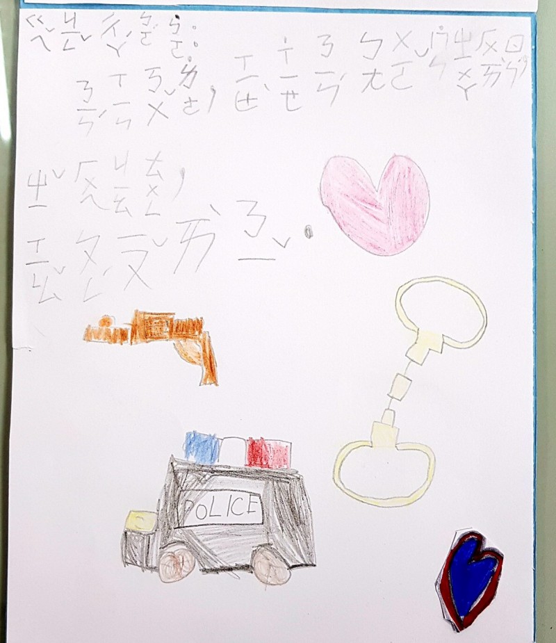 小朋友以注音寫下感謝卡送給員警。（記者許國楨翻攝）