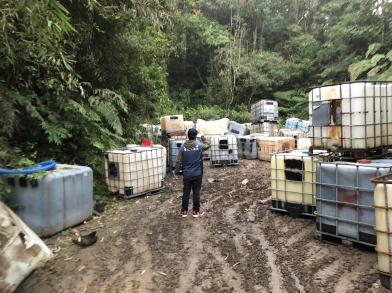 新竹縣橫山鄉沙坑村水源頭旁空地3月間遭堆置300多桶化學廢液，經過100多天仍在現場未清除。（新竹縣議員張良印提供）