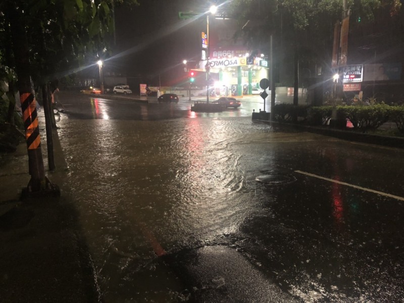 基隆地區3日降下暴雨，多處路面積、淹水。（記者林欣漢翻攝）