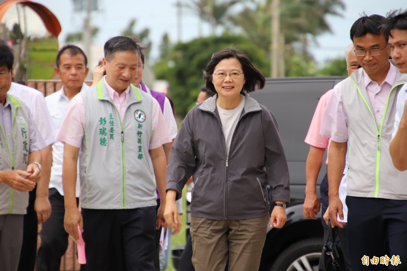 總統蔡英文今天到新豐視察養豬戶時說，台灣成功脫離口蹄疫疫區後，政府下一個挑戰就是讓台灣的豬肉賣得出去、且賣到一個好價錢。（記者黃美珠攝）