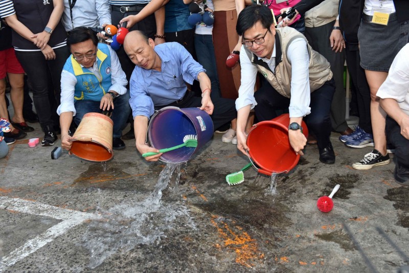 行政院副院長陳其邁先前南下高雄，與韓國瑜聯手宣導防治登革熱。（記者葛祐豪翻攝）