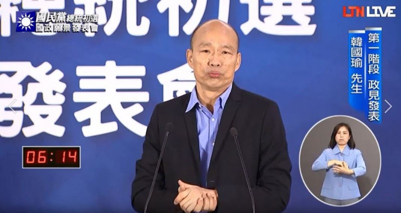 韓國瑜提到,幾十年前,客廳即工廠,那時候家家戶戶手工業、各種加工如火如荼,家裡的聖誕燈、人造花,我們那個時候在衝經濟,現在庶民經濟已經成為絕對弱勢,所以政府一定要做。(擷取自本報直播) 韓國瑜提到,幾十年前,客廳即工廠,那時候家家戶戶手工業、各種加工如火如荼,家裡的聖誕燈、人造花,我們那個時候在衝經濟,現在庶民經濟已經成為絕對弱勢,所以政府一定要做。(擷取自本報直播)
