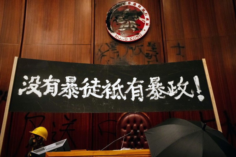 香港反送中抗爭運動，北京強硬態度恐使香港「金融商業中心」之名成為歷史。（彭博社）