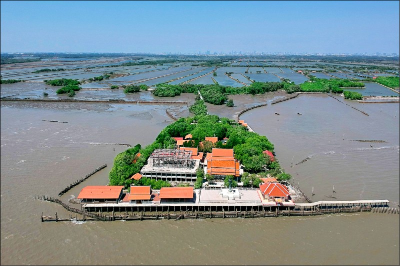 在陸地遭海水侵蝕下，泰國灣沿岸一座佛寺宛如孤島。（法新社檔案照）