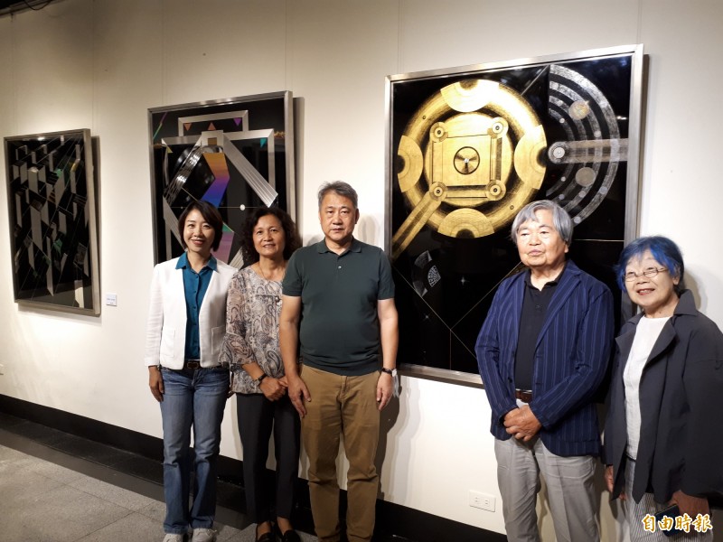 台日漆藝國寶大師彭坤炎（左3）與赤崛郁彥（右2）的作品交流展，作品讓人驚豔，展期到7月14日。（記者洪美秀攝）