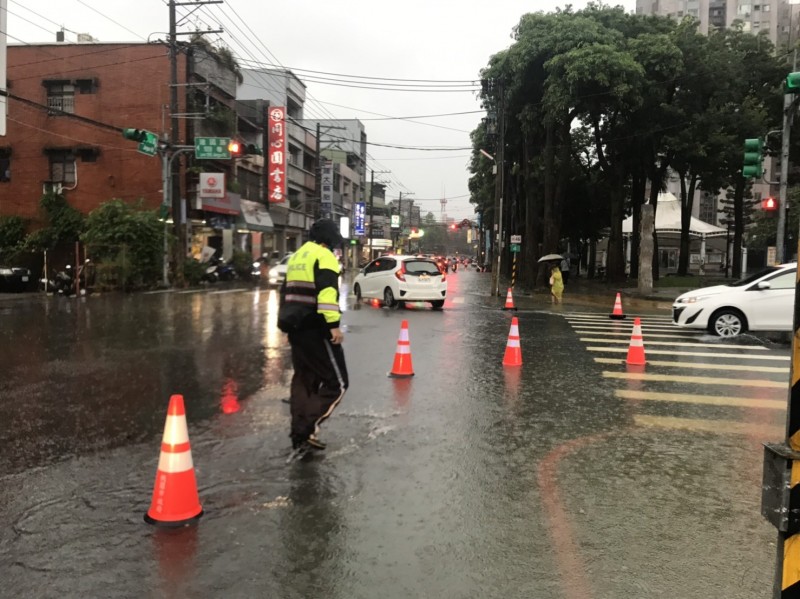 桃園市八德區2日降下大雷雨，路面一度積水。（記者周敏鴻翻攝）