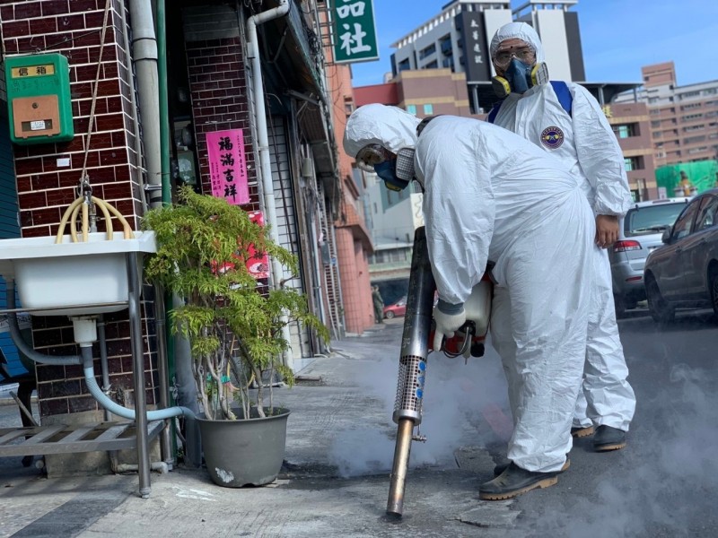 三九化學兵群於高雄市區噴藥滅蚊。（記者黃旭磊翻攝）（記者黃旭磊攝）