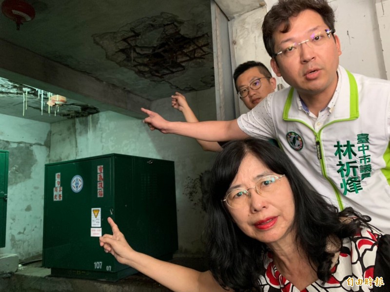 漢口國中地下室設有台電高壓變電箱，但天花板鋼筋裸露，雨天漏水、積水，校方憂心忡忡。（記者黃鐘山攝）