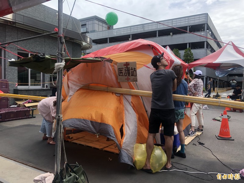 紅色的醫護站棚子設置給罷工空服員申請取回三寶，今天被風吹翻因此暫停取回三寶作業。（記者魏瑾筠攝）