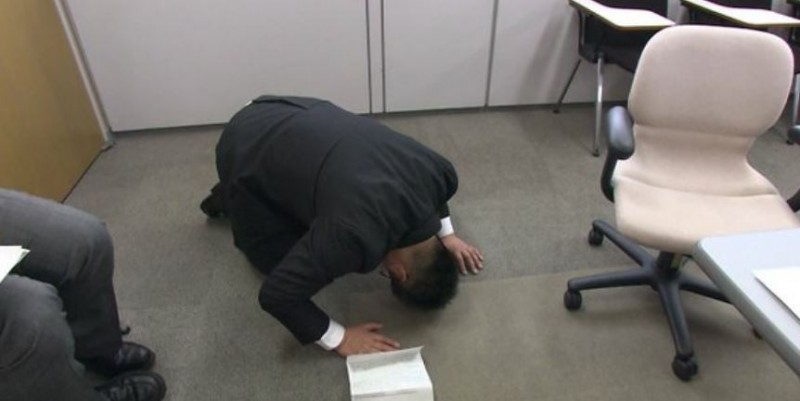 日本市議員亂摸女職員辦公桌土下座謝罪仍被彈劾 國際 自由時報電子報