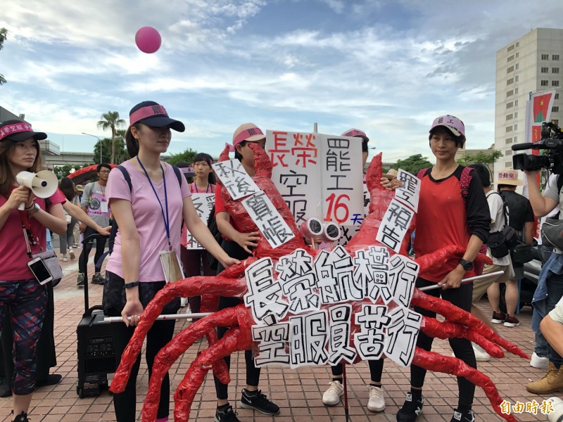 桃園市空服員職業工會今天帶著「紅色大螃蟹」，展開「長榮航橫行、空服員苦行」活動。（記者魏瑾筠攝）
