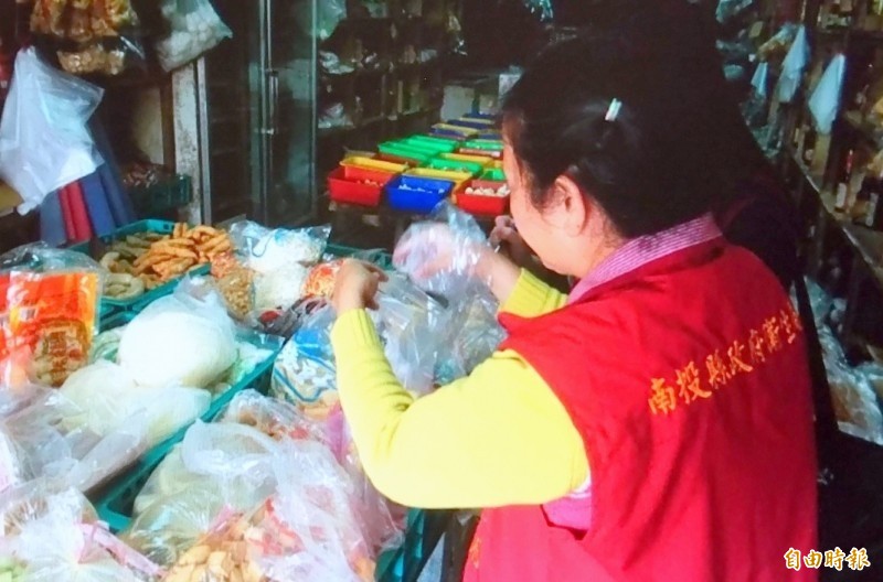 南投縣衛生局人員在傳統市場抽檢食品情形。（資料照，記者謝介裕攝）