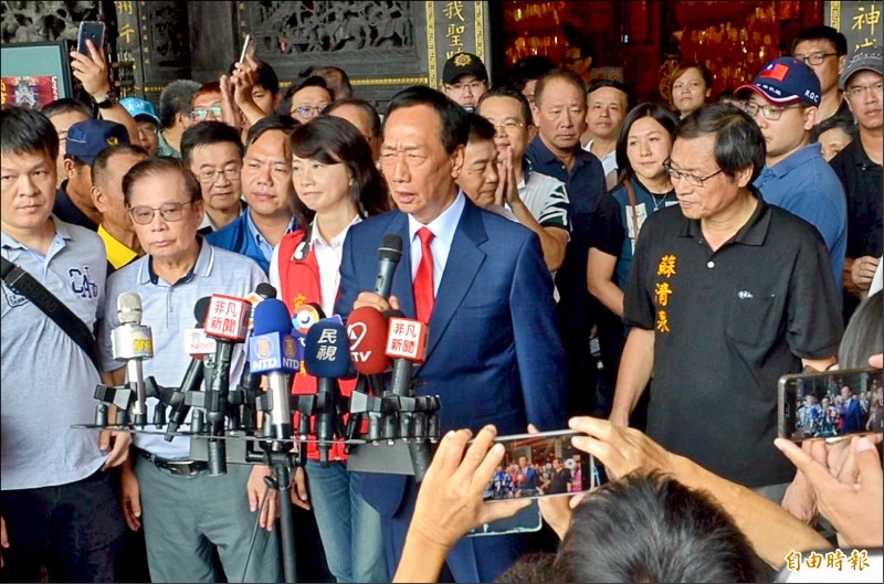 國民黨總統初選參選人郭台銘昨在屏東承諾，當選總統後一定將高鐵及高捷延伸到屏東。（記者李立法攝）