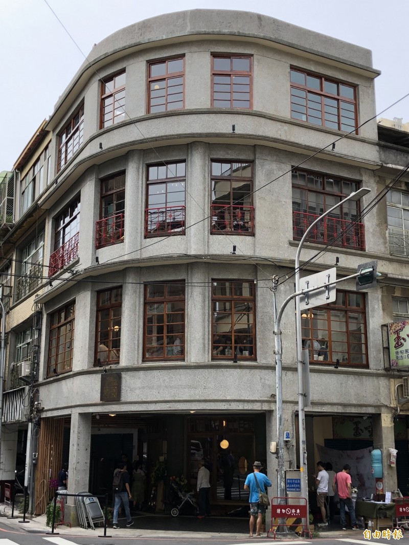 新竹市舊城區中央路上63歲的老屋，經鴻梅文創的整理修復後，變身為「或者櫥窗工藝」，今天開幕後，將成為竹市舊城區觀光新亮點。（記者洪美秀攝）