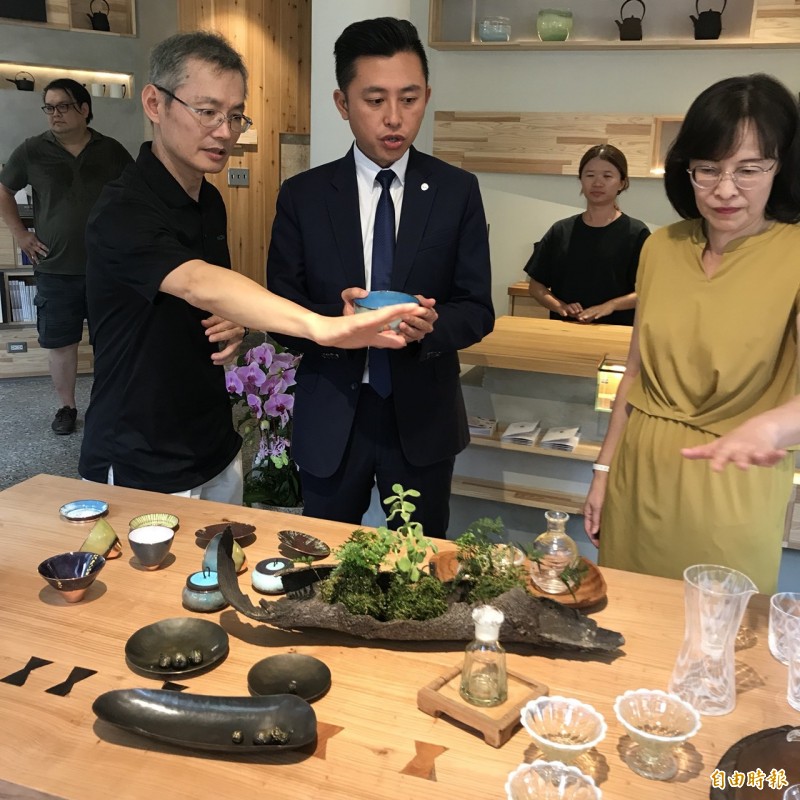 新竹市長林智堅等人參觀老屋活化的或者櫥窗工藝，對內部的擺設大變身相當驚喜，鼓勵年輕工藝手創者來此展現藝術之美。（記者洪美秀攝）