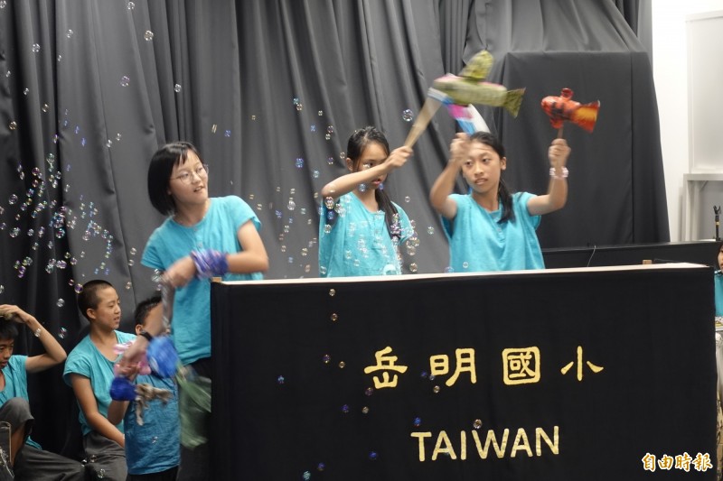 宜蘭岳明國小學生在東京演出神奇的海漂相機布袋戲。（記者林翠儀攝）