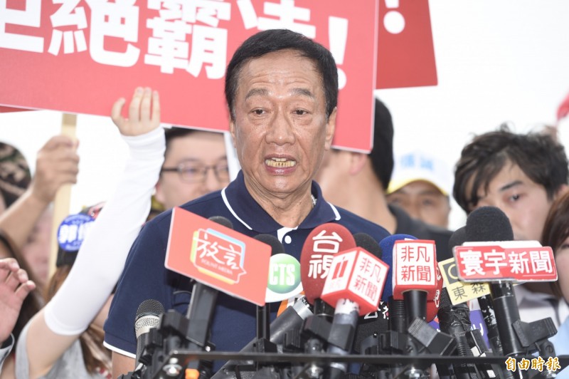 國民黨總統初選參選人郭台銘7日出席凱道「反鐵籠公投」活動，抵達會場後接受媒體訪問。（記者叢昌瑾攝）