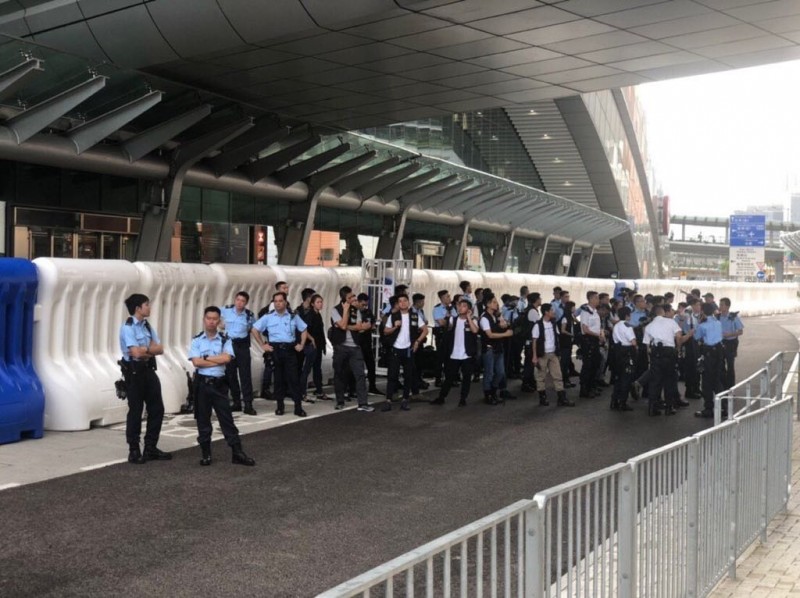 劉穎匡批評，香港警方在遊行終點西九龍站設下不合比例的高規格佈防。（圖擷取自TG_中大學生會消息發布）