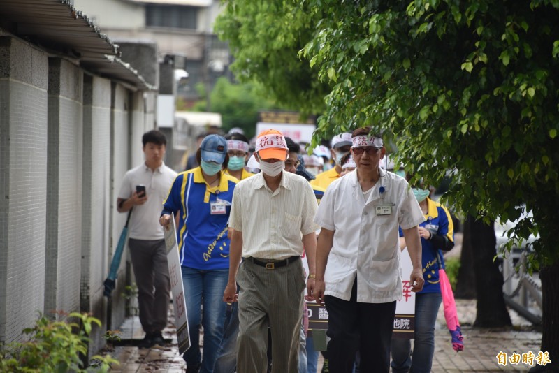 國仁醫院長鍾瑞嶂帶領員工前往屏東地院抗議（記者葉永騫攝）