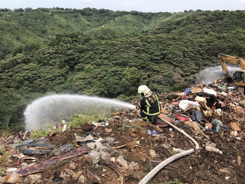 消防隊員順利撲滅虎頭山垃圾掩埋場火勢。（記者周敏鴻翻攝）