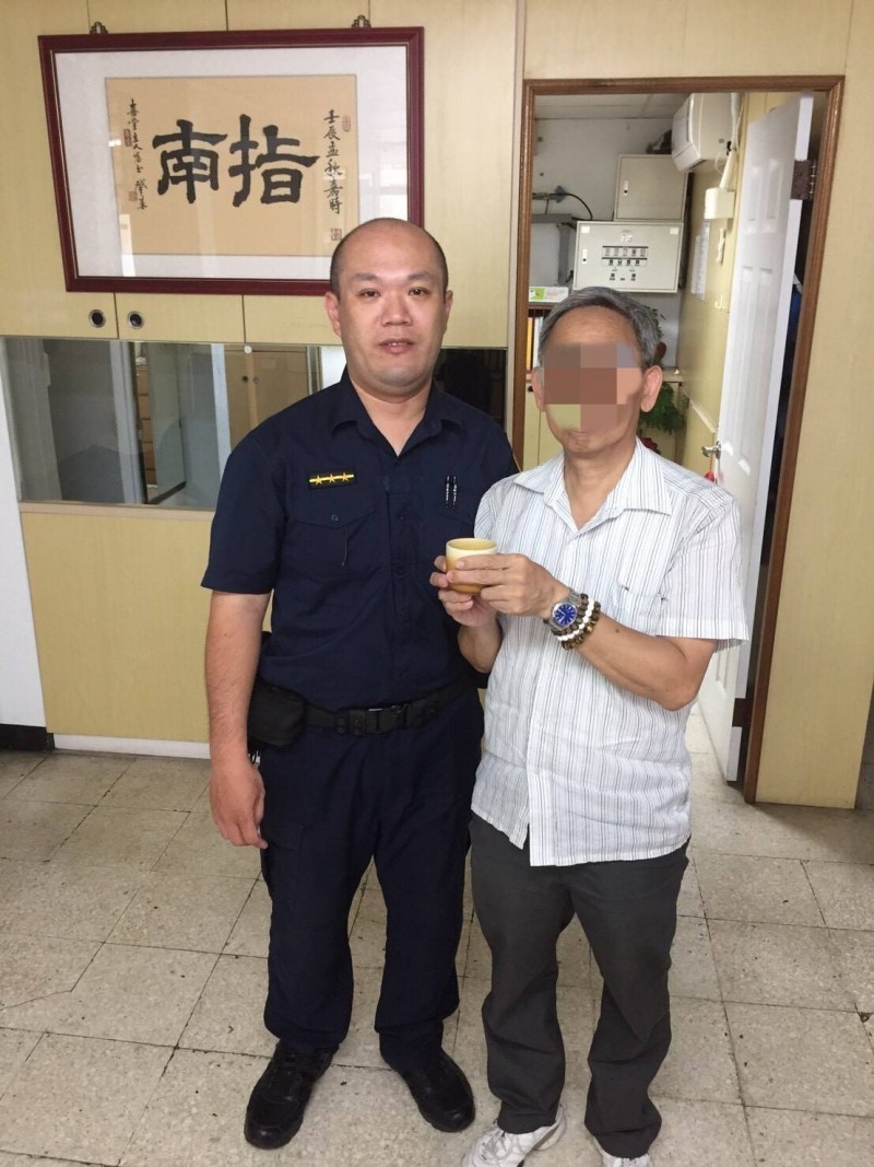 警員李佳潔協助找回何男的背包，讓他備感窩心。（記者姚岳宏翻攝）