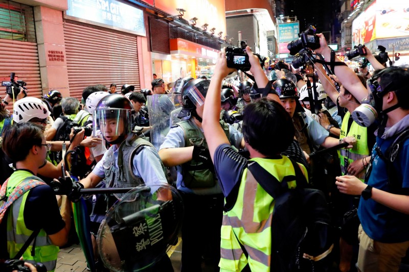 「香港記者協會」與「香港攝影記者協會」發出聯合聲明，向警方表達「嚴厲譴責」。（路透）