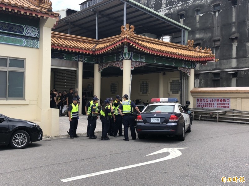 新莊警分局大陣仗戒護嫌犯。（記者吳仁捷攝）