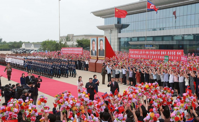 中共領導人習近平6月20日訪平壤，獲數十萬北韓民眾夾道歡迎，被爆錢都是中共自己出的。（法新社）