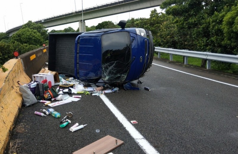 國道3號彰化和美交流道出入轉彎口，發生一起小貨車自撞護欄的車禍事故，人沒事但駕駛和乘客的對話，讓警方須重新調查案情。（圖民眾提供）