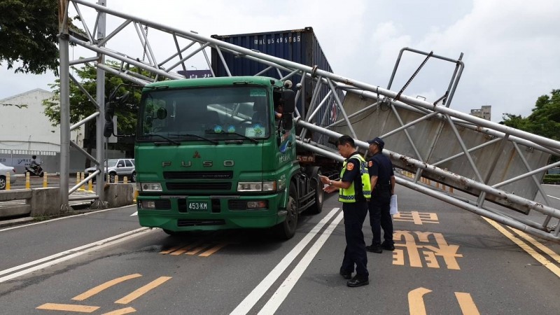 貨櫃車撞倒高雄中華地下道限高架， 1小客車受損。（記者方志賢翻攝）