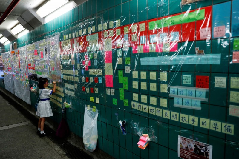 今天凌晨港警「快閃」拆香港大埔火車站「連儂隧道」。（路透）