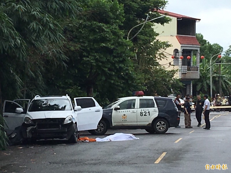 陳宏宗今天凌晨4點多開車在嘉義縣大埔鄉的行蹤遭警方鎖定，陳宏宗朝警方連開數槍，遭幹員還擊擊中頭部身亡，檢察官率法醫相驗發現其頭部及左小腿各中1槍，後腦遭子彈貫穿為致命傷。（記者蔡宗勳攝）