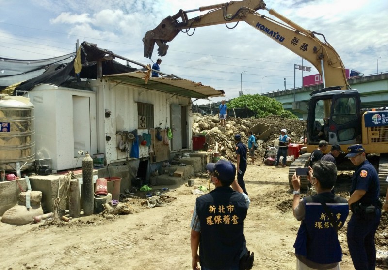 新北市五股區垃圾山爆出鐵皮屋集團違法出租，新北市政府表示僅能針對公安違建進行拆除或管制，圖為市府在6月中拆除違建的畫面。（新北市政府提供）