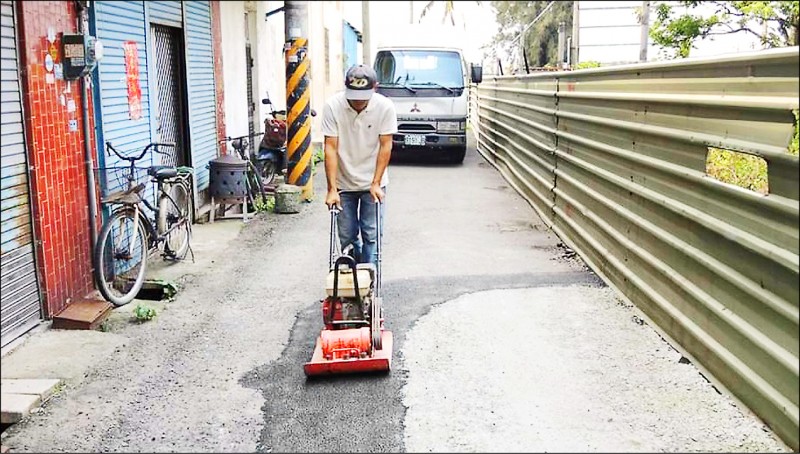 前布袋鎮民代表李志榮生前常自掏腰包買瀝青補道路坑洞。（記者林宜樟翻攝）