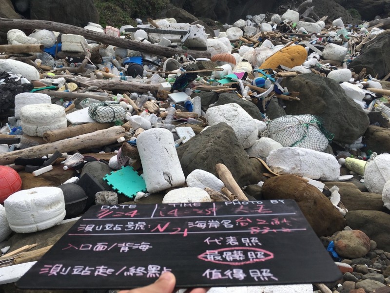 綠色和平調查，新北瑞芳海岸為海廢污染最嚴重區域。（綠色和平提供）