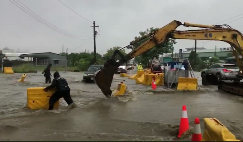 高市鳥松神農路淹大水。（記者陳文嬋翻攝）