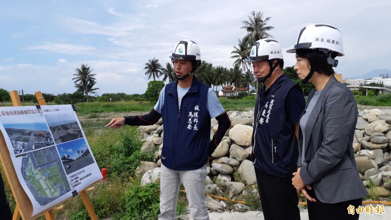 台東市海濱綠廊工程進行中，縣長饒慶鈴（右）今天視察進度，聽取建設處城環科長馬志安簡報。（記者黃明堂攝）