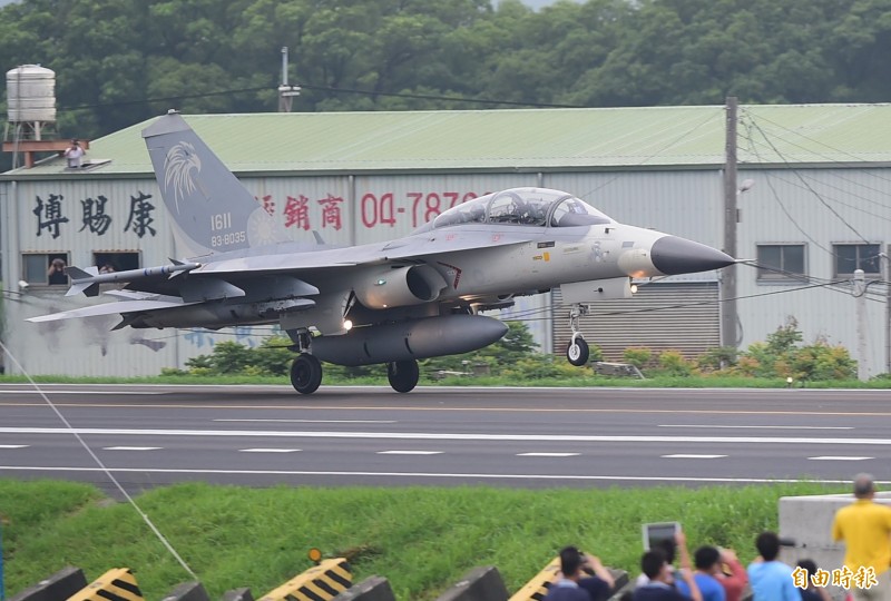 空軍一架IDF戰機今日下午返回台中清泉崗基地時傳出機械故障，所幸安全降落。圖為今年5月漢光35號演習，一架IDF經國號戰機在彰化國道戰備道操演起降。（記者廖耀東攝）