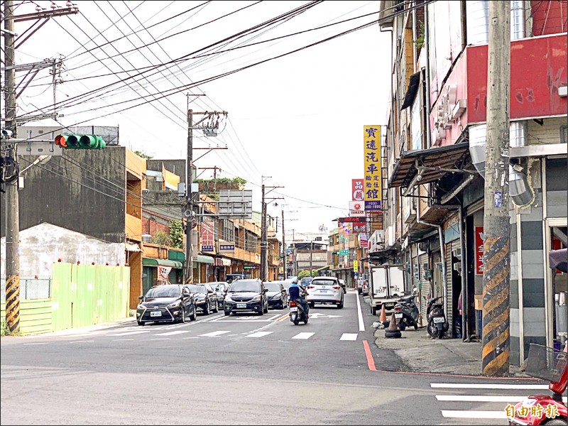 平鎮區金陵路四段、平東路口毗鄰台六十六線，往來車流龐大，原為雙向兩線車道，市府交通局為紓解車流，去年改為雙向三線車道，下班時間仍塞得水洩不通。（記者許倬勛攝）