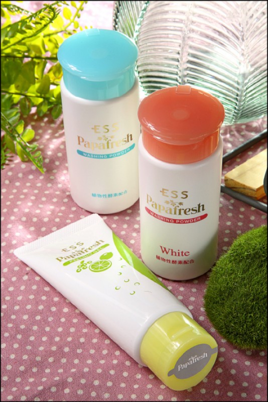Papafresh微酵潔膚粉經典型60g/770元(圖左上)、Papafresh微酵潔膚粉透白型60g/910元(圖右上)、Papafresh咕溜溜去角質凝膠100g/490元(圖下)。Papafresh微酵潔膚粉成分天然,在日本狂銷1,193萬瓶,現正原裝銷入台灣。(記者沈昱嘉/攝影) Papafresh微酵潔膚粉經典型60g/770元(圖左上)、Papafresh微酵潔膚粉透白型60g/910元(圖右上)、Papafresh咕溜溜去角質凝膠100g/490元(圖下)。Papafresh微酵潔膚粉成分天然,在日本狂銷1,193萬瓶,現正原裝銷入台灣。(記者沈昱嘉/攝影)