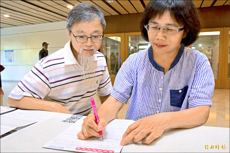 62歲柯吉雄，多年前換心成功，6年來帶著捐贈者的心用心生活，很早就簽下器捐及大體捐贈的柯吉雄，昨陪同妻子，完成器捐簽署，夫妻倆盼讓愛能在逝世後，繼續延續下去。（記者張議晨攝）