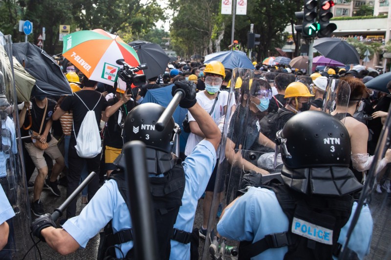 今天（13日）香港北區舉行「光復上水」遊行，不料在遊行結束後，隨即又爆發警民衝突。（彭博）